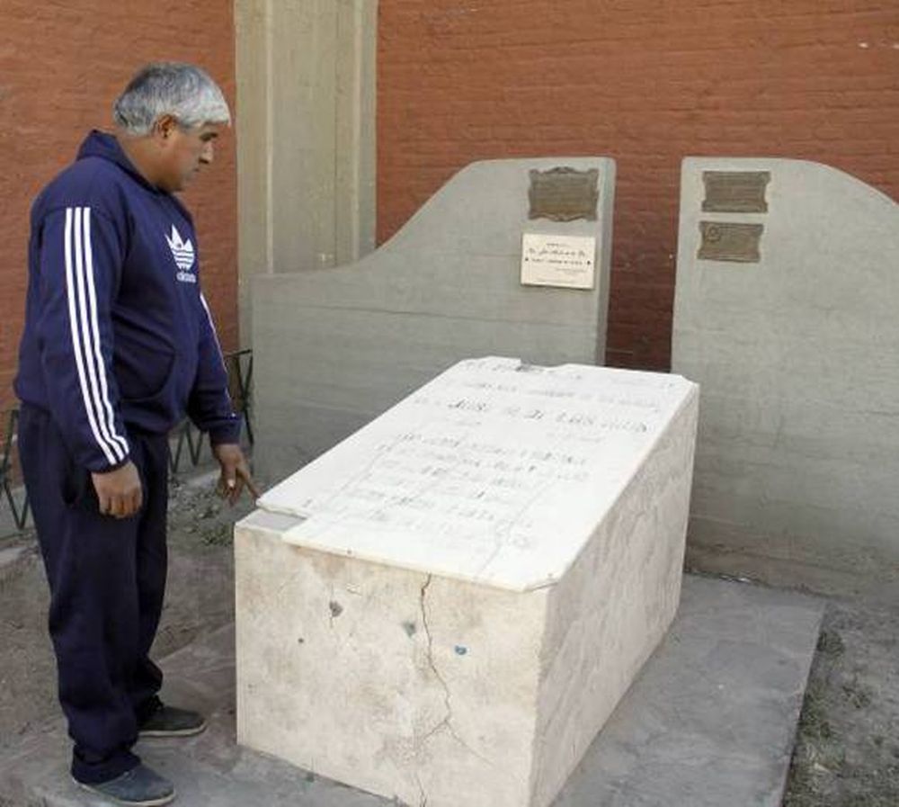 Una tumba histórica rota  que dejaron como nueva