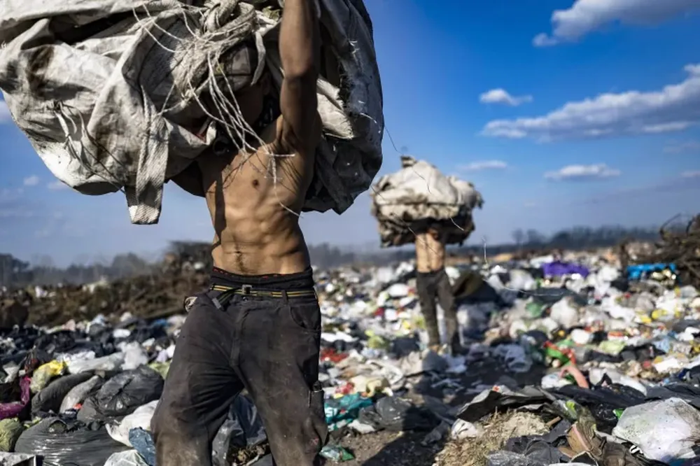 LA FOTO muestra el basural más grande del país denominado la quema, en Buenos Aires. Se trata de un foco infeccioso que atenta contra la salud pública. En San Juan no debe pasar inadvertido distintos lugares y conductas de personas que contaminan el medio ambiente en general: tierra, agua y aire.