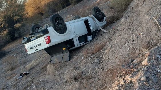 madrugada accidentada en ullum: una camioneta volco y el conductor salio ileso