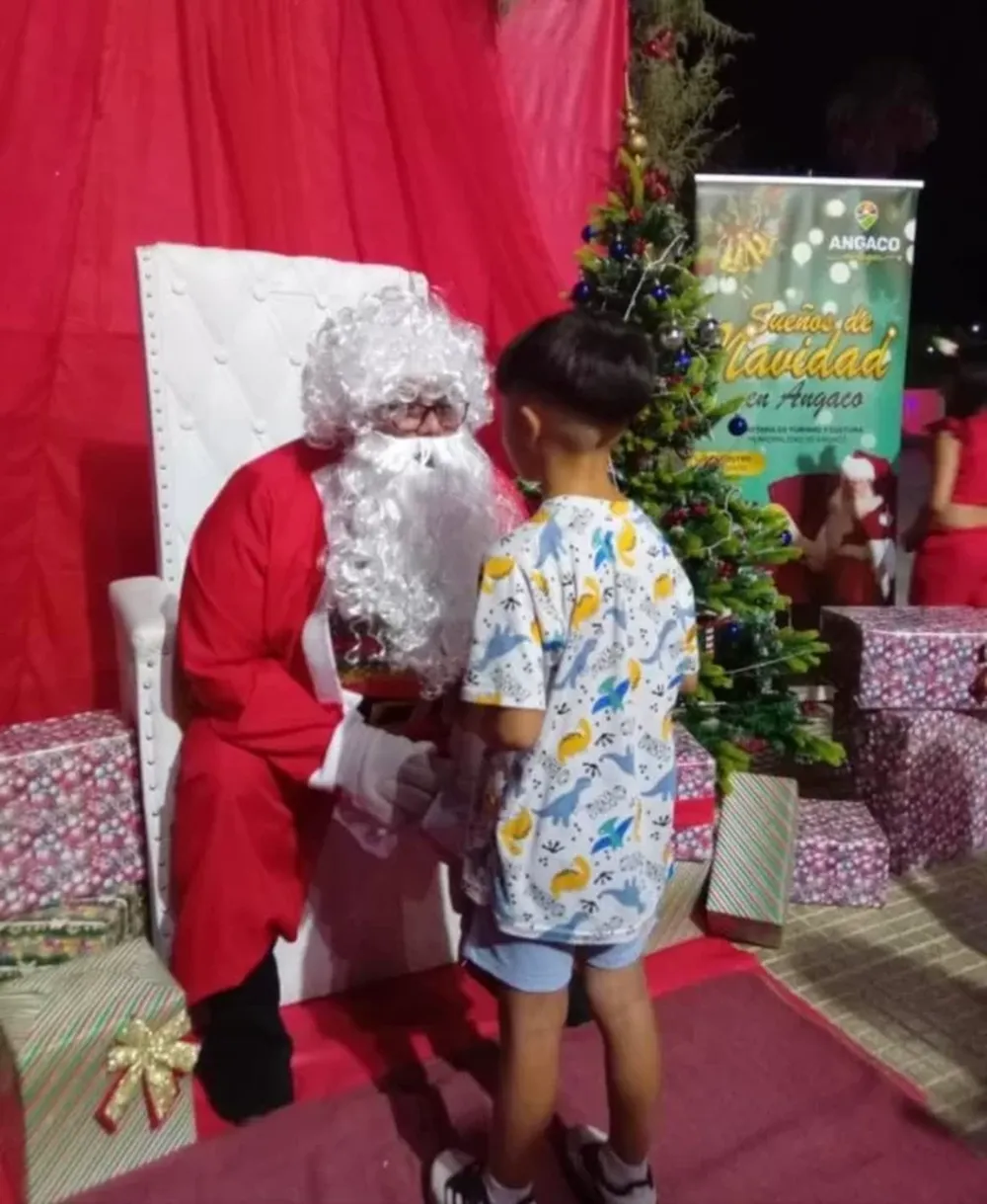 El fin de semana pasado, las familias disfrutaron de la presencia de Papá Noel en el Paseo Olmos, en Angaco.