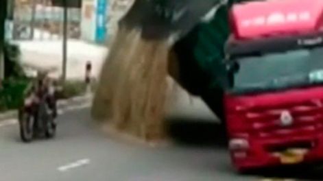 Por segundos, un hombre se salvó de morir sepultado en China