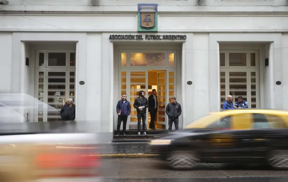 Allanan la AFA y ocho clubes por una causa de supuesta evasión de lavado de dinero