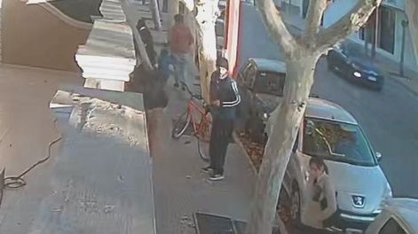 [VIDEO] Le robaron la batería del auto en plena tarde y el ladrón huyó en bicicleta