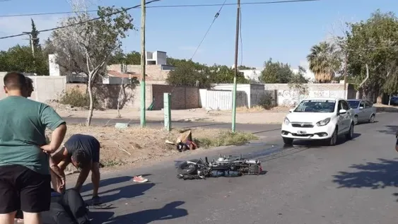 Vecinos denuncian una “vía rápida” en su calle: ya hubo 7 siniestros en sólo 12 días