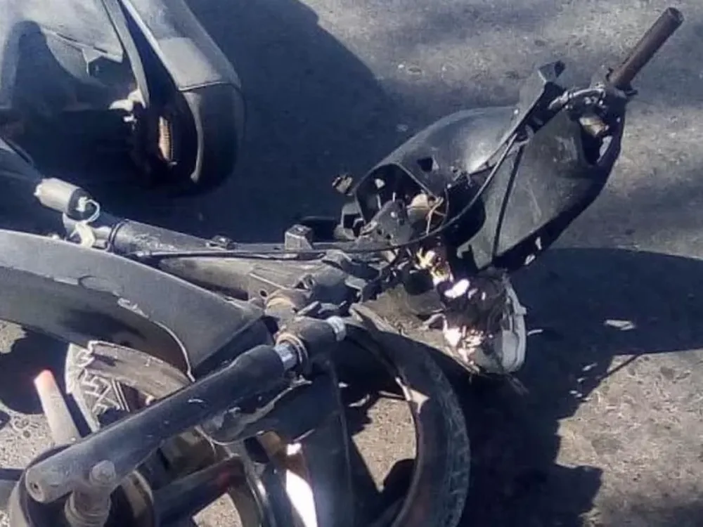 Un hombre y una mujer que circulaban en moto sufrieron múltiples fracturas al chocar