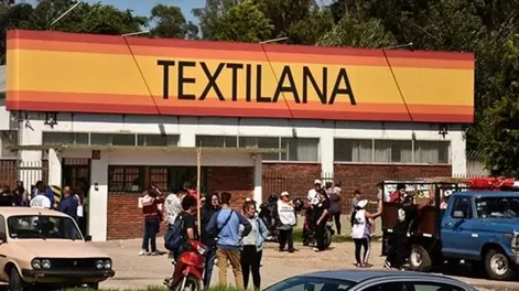 ACORRALADOS. Protesta de exempleados frente al local de Mauro Sergio.