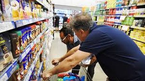 Fuerte salto de la inflación en marzo al 3,7%: se abre un alerta por el ajuste cambiario
