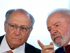 El vicepresidente de Brasil, Geraldo Alckmin, escucha al presidente Luiz Inácio Lula da Silva durante un acto en el Palacio del Planalto.