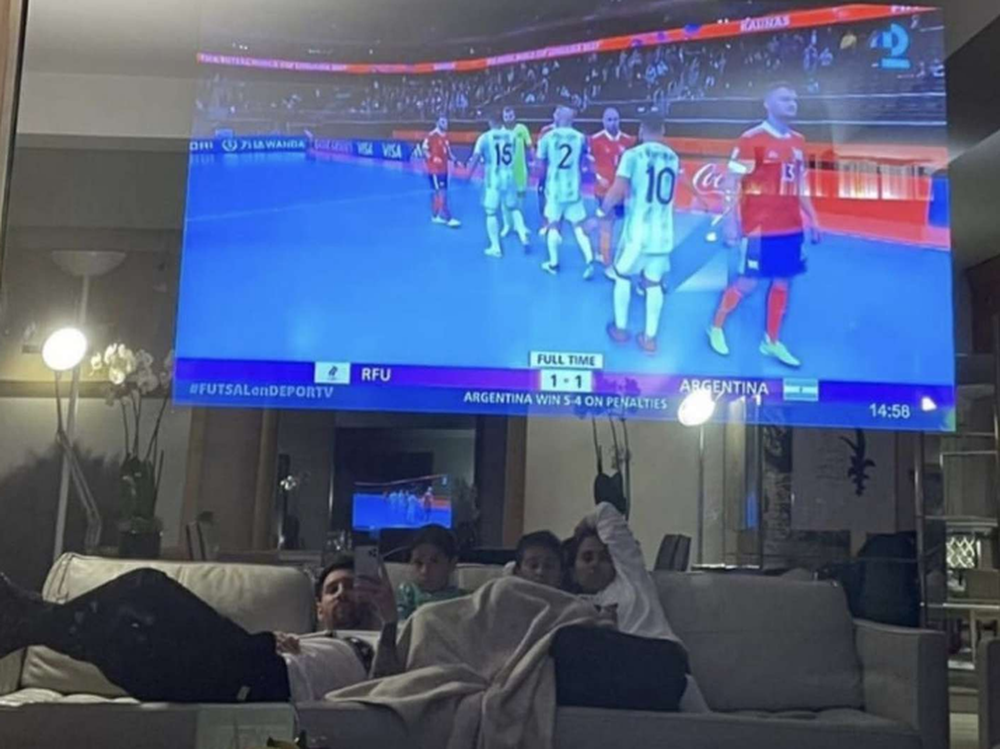 Cuánto vale y cómo funciona el llamativo televisor de Lionel Messi