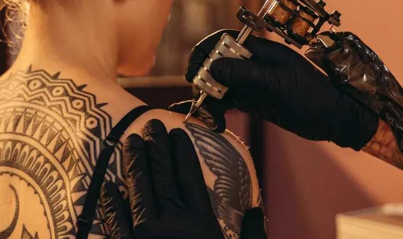 Habrá competencia de tatuadores y permitirá al público tatuarse en el lugar