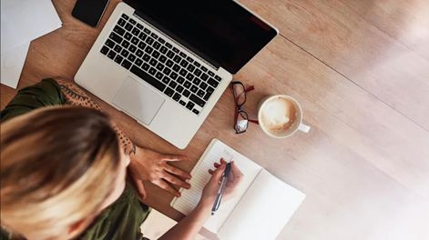 ESTA TENDENCIA GLOBAL busca alejarse del exceso y acercarse a lo esencial. Permite una vida más plena, con menos estrés, menos deudas y más propósito. No busca imponer restricciones, sino liberar.