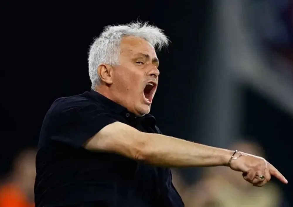 Mourinho se sacó la medalla de plata y se la regaló a un hincha de la Roma: “Yo solo me quedo con las de oro”