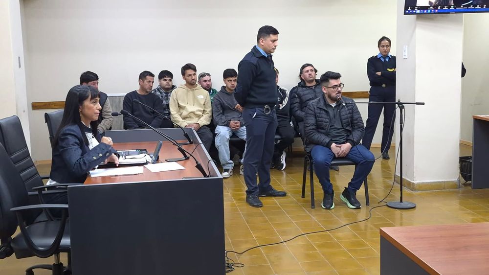 Adelante, Balmaceda Rufino, atrás, las víctimas de sus estafas. Tras acordar, el comerciante salió de Tribunales en libertad.