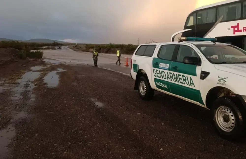 Cortaron de manera preventiva la Ruta 40 en Ullum por la bajada de creciente y material de arrastre