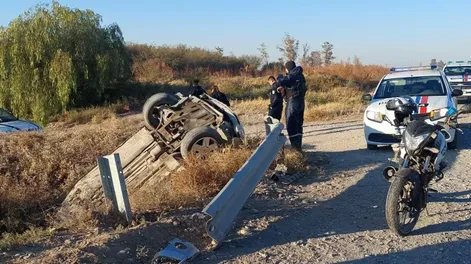 Un joven perdió el control, chocó de atrás a un utilitario y cayó con su auto a una zanja