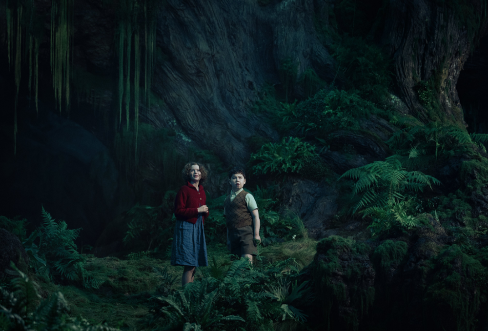 Greta Gerwig llevará nuevamente Narnia al cine con una historia centrada en el origen del universo fantástico.