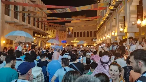 Banderazo argentino en Qatar: entre la dedicatoria con “pica” para México y las vallas de comerciantes