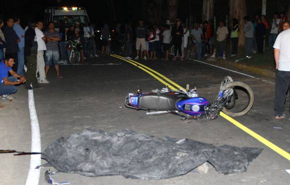 Sin casco, un jornalero se  estrelló en su moto y murió