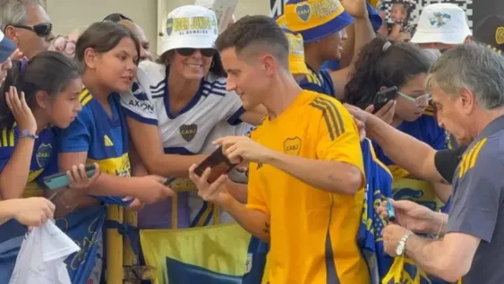 LA ATRACCIÓN. El español Ander Herrera acaparó el interés de los hinchas Xeneizes a la llegada del plantel a Santa Fe. Hoy el partido ante Argentino de Monte Maíz.