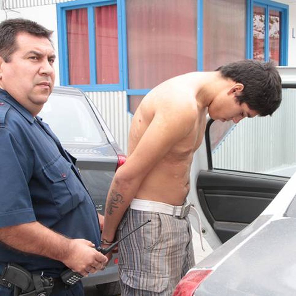 Un sospechoso cae con arma cargada