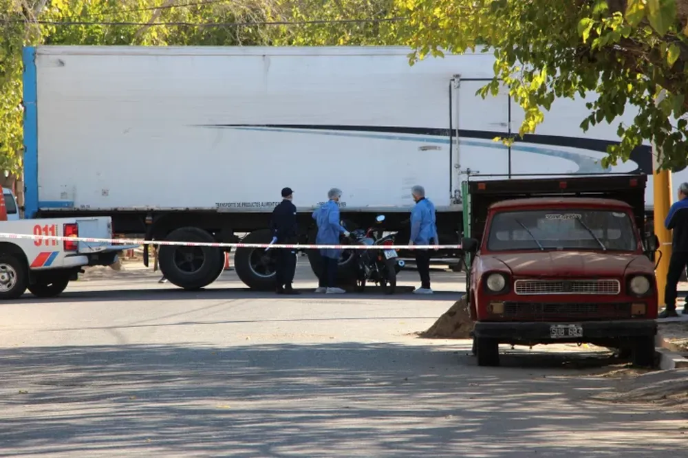 Santa Lucía: un motociclista murió tras impactar contra un camión