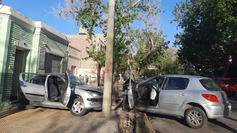 Un auto terminó en la vereda y su conductor debió ser rescatado  del interior tras un aparatoso choque