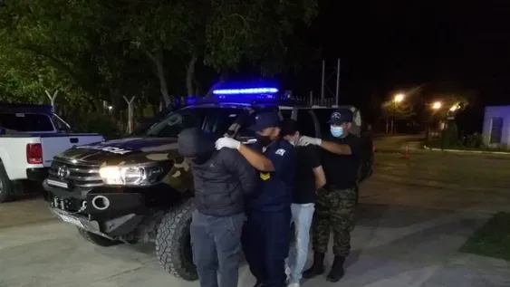 Robaban cables de energía y telefonía y los atraparon: buscan a sus cómplices