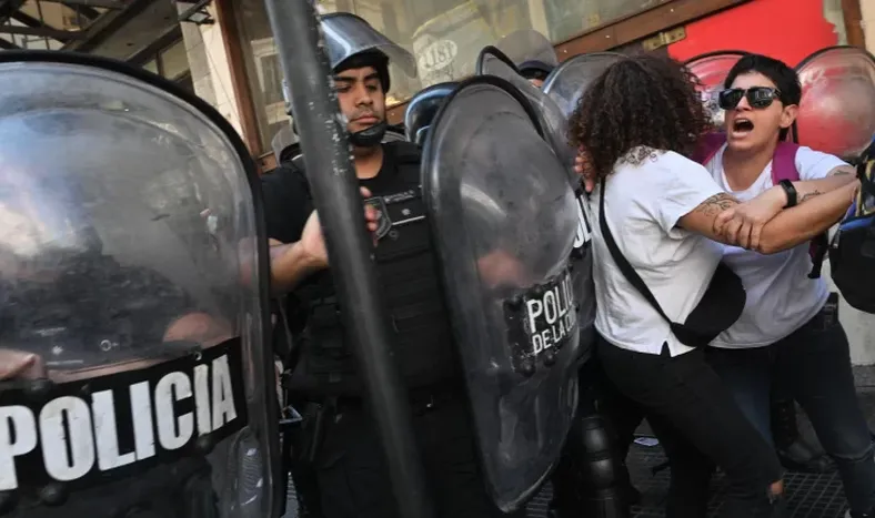 Al menos 6 detenidos en la protesta de la CGT por DNU