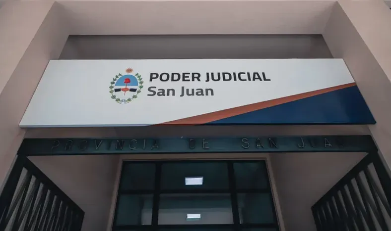 Suspenden audiencia por ausencia de la imputada en un caso de agresión a policías