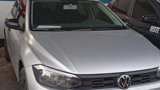 Setrataba de un Volkswagen Polo Track gris, que fue secuestrado en el lugar.