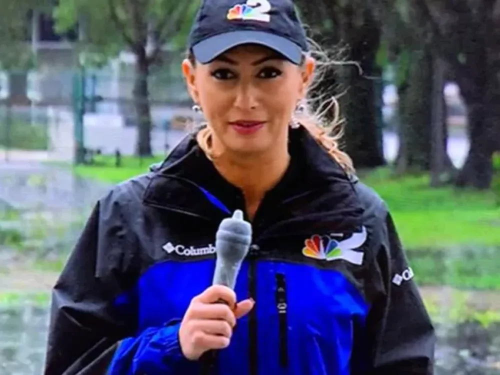 La ingeniosa e inesperada idea de una periodista para proteger el micrófono del huracán Ian