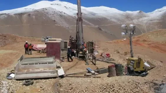 Servicio tecnificado. El trabajo de perforación es subcontratado por las mineras, ya que tanto la maquinaria como el personal es altamente especializado. En San Juan está la exploración más alta del país, en Filo del Sol.