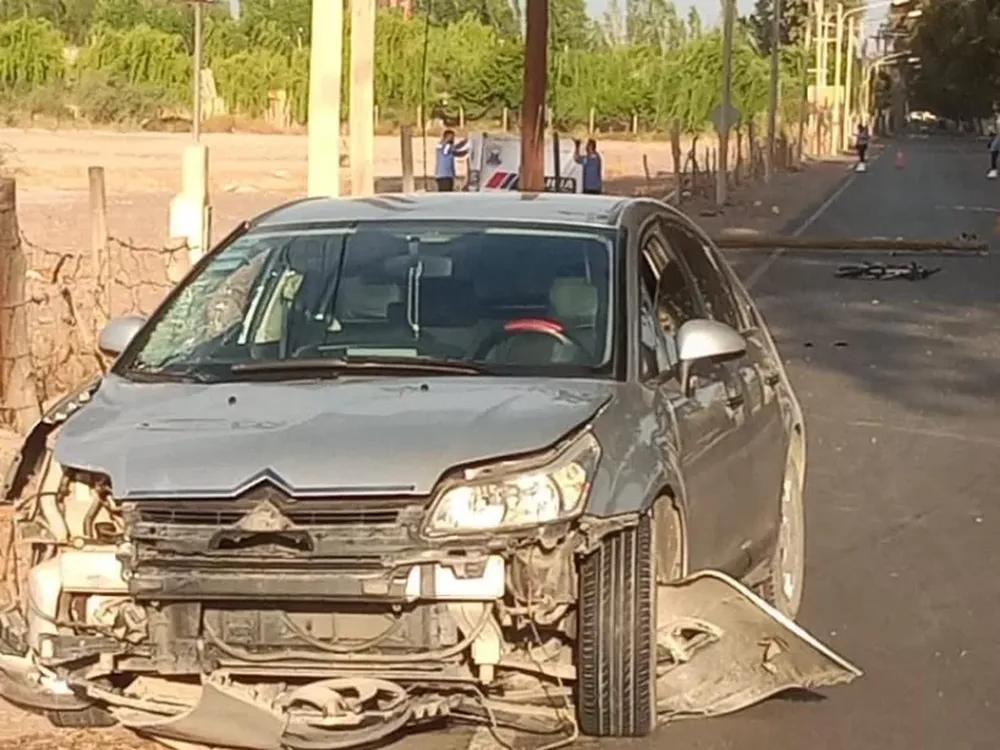 Un ciclista fue embestido desde atrás, impactó contra un poste y murió en el acto