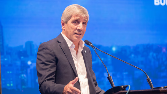 El ministro de Economía, Luis Caputo participó de la presentación de un libro en la Bolsa de Comercio de Rosario.