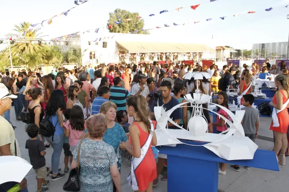 Con las candidatas a Reina del Sol, música y arte, presentaron los carruajes de la FNS