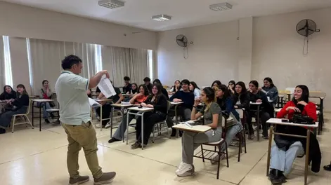 Diario de Cuyo | Los jóvenes se entusiasmaban con algunas prácticas que desde algunas carreras les brindaban. En esa foto es el responsable de la carrera de Criminalística haciendo una demostración.