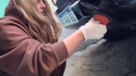 Chocó el auto de su papá, intentó arreglarlo y el video se viralizó en TikTok
