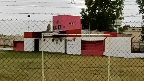 Un nene de 14 años fue a jugar al fútbol con amigos, se le cayó el arco en el pecho y murió
