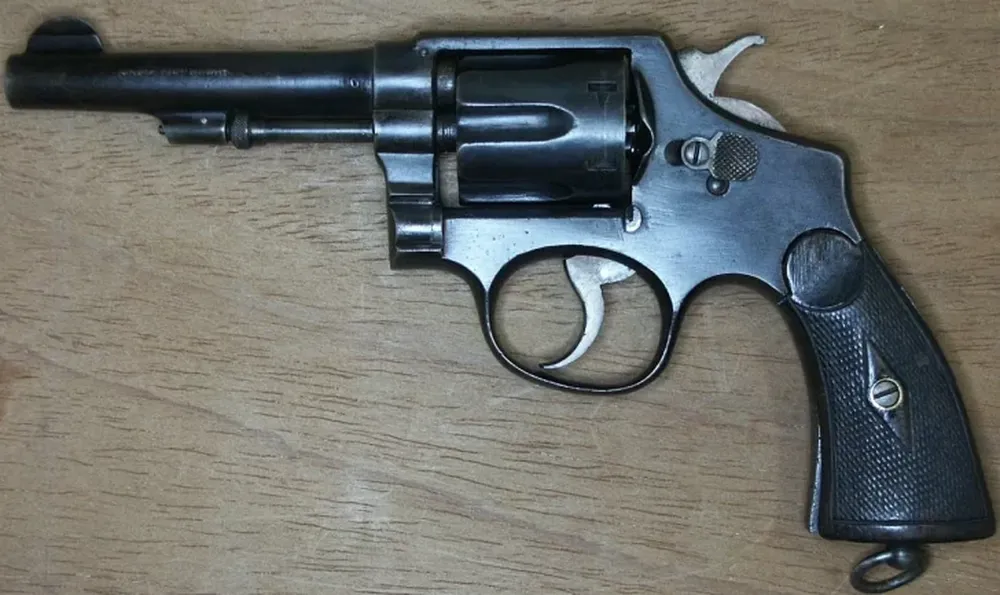 Un anciano de 77 años, aprehendido por amenazar a su esposa con un arma de fuego