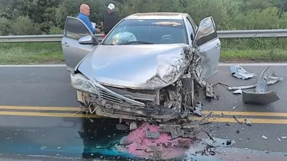 un diputado sufrio un violento choque contra un camion: su auto quedo destruido