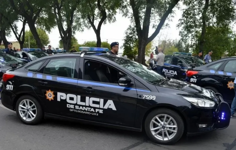 Una mujer fue apuñalada por su pareja y salvó su vida al hacerse “pasar por muerta”