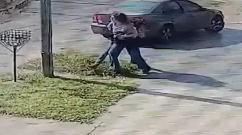 [VIDEO] Desesperante persecución de dos motochorros a una mujer para robarle el celular