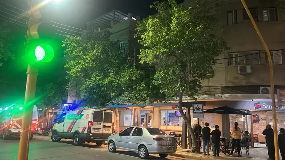 [VIDEOS] Revuelo y tensión en pleno centro: un hombre invocaba a Satanás a los gritos desde un balcón