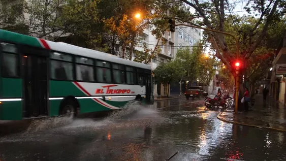 Una fuerte lluvia sorprendió al Gran San Juan y al sureste de la provincia