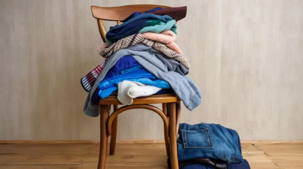 Tu silla con ropa puede decir más de vos de lo que pensás, según los expertos