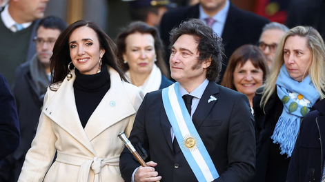Javier Milei y Victoria Villarruel juntos en la caminata hacia la Catedral Metropolitana. 25 de mayo de 2024.