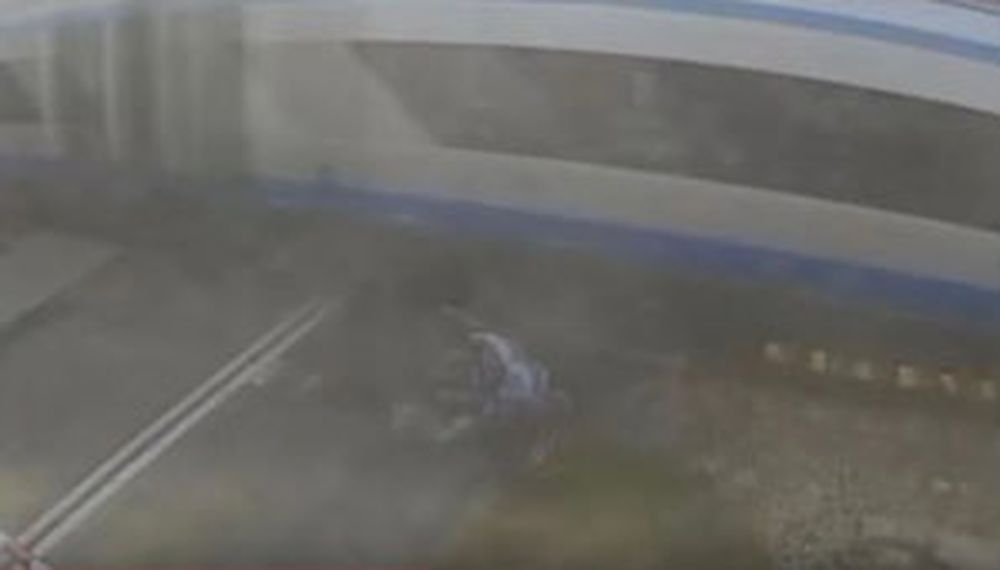 Un ciclista fue atropellado por un tren y salió ileso de milagro