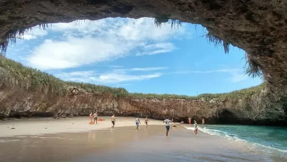 La playa que está oculta en el interior de un cráter y se llega nadando a través de un túnel
