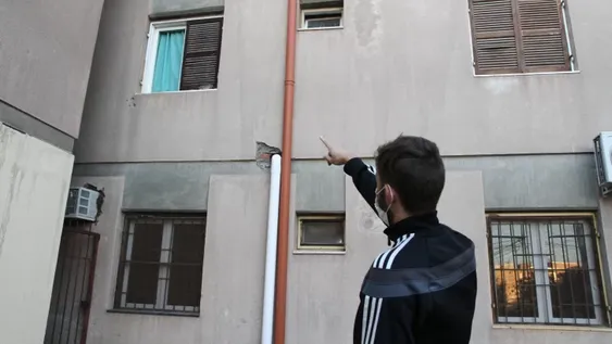 Entran por una ventana, la maltratan para robarle la jubilación y encima se le burlan