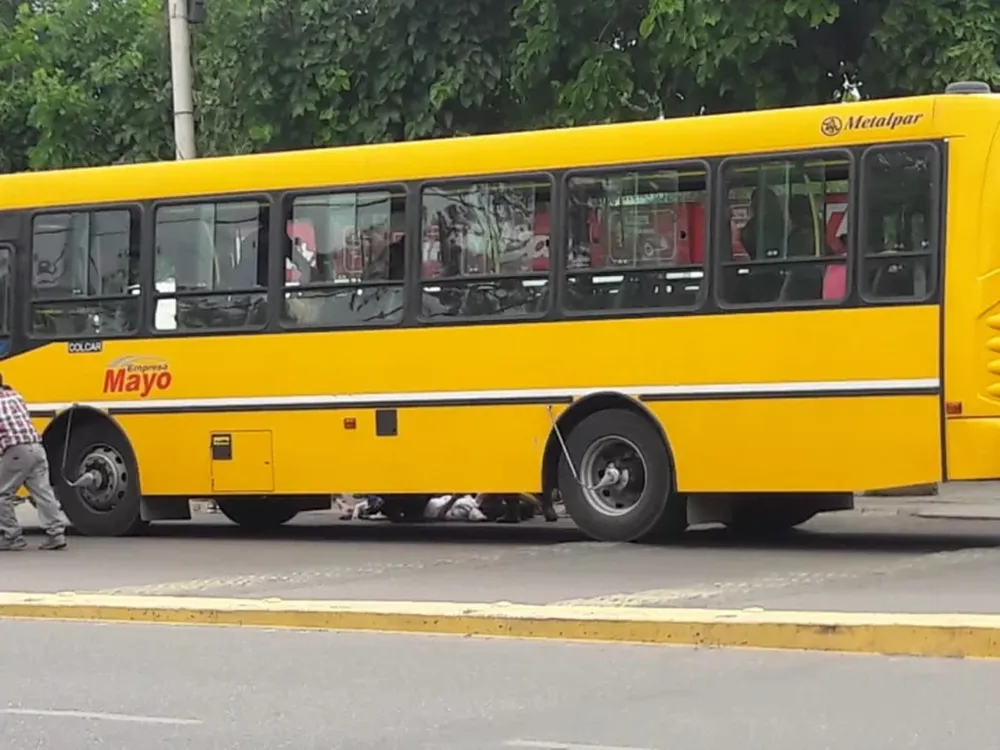 Un chico fue atropellado por un colectivo a la salida de la escuela